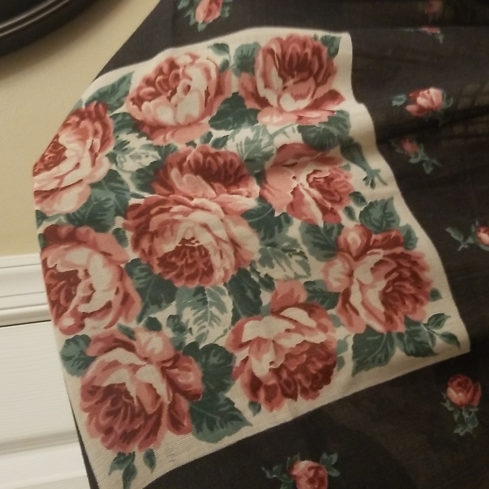 Beautiful large scarf with lovely rose pattern. EUC - Picture 5 of 9